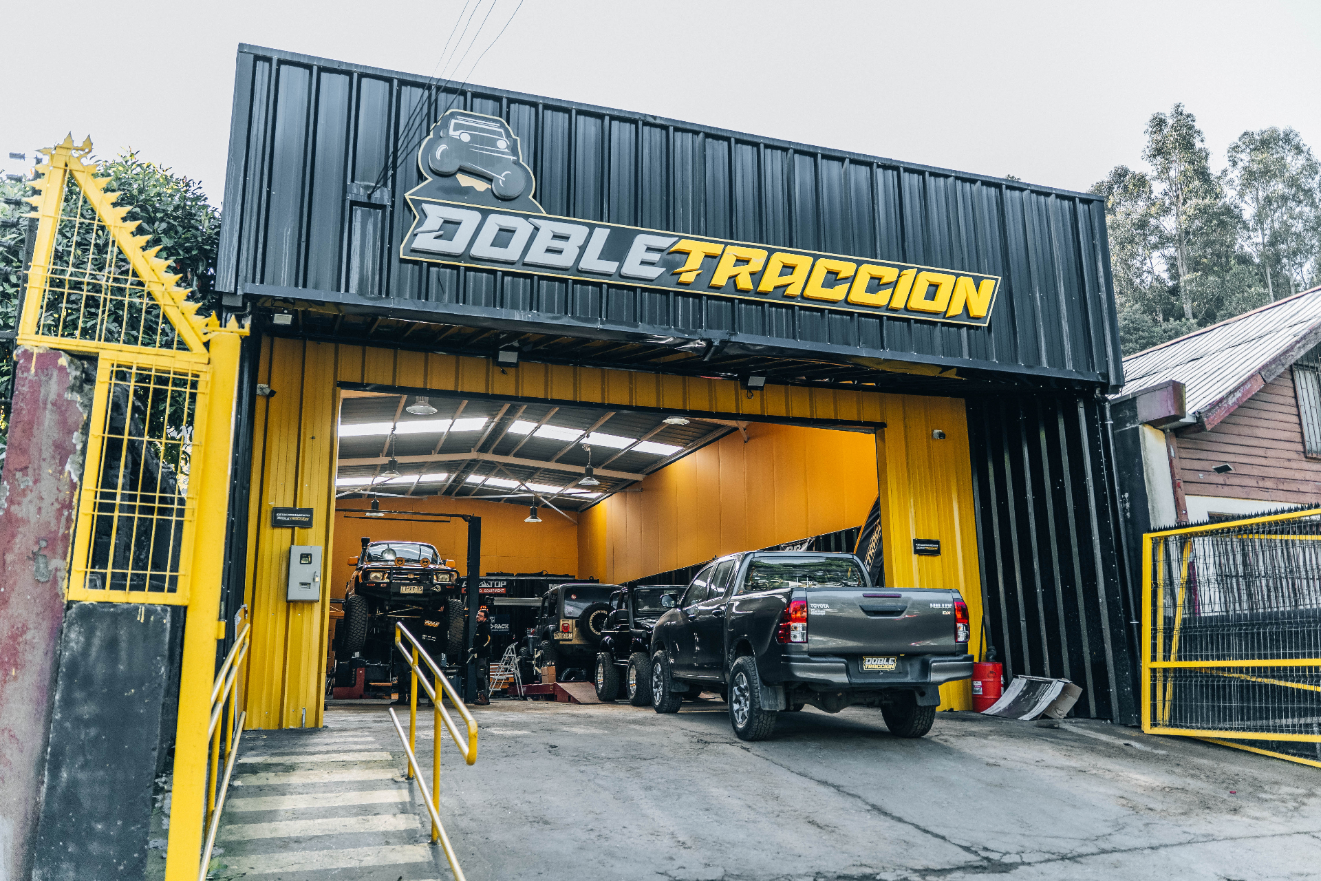 Taller DOBLETRACCION con camionetas 4x4 en mantención