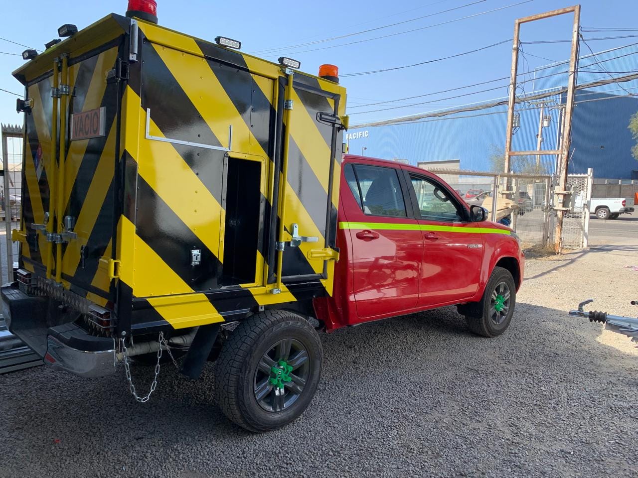 Unidad de transporte de explosivos sobre Hilux equipada