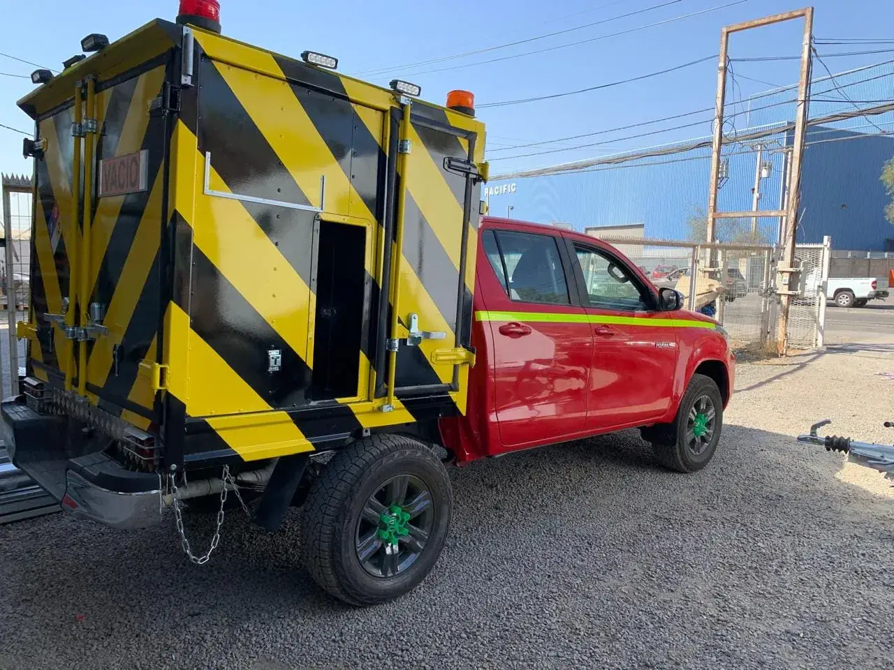 Unidad de transporte de explosivos sobre Hilux equipada