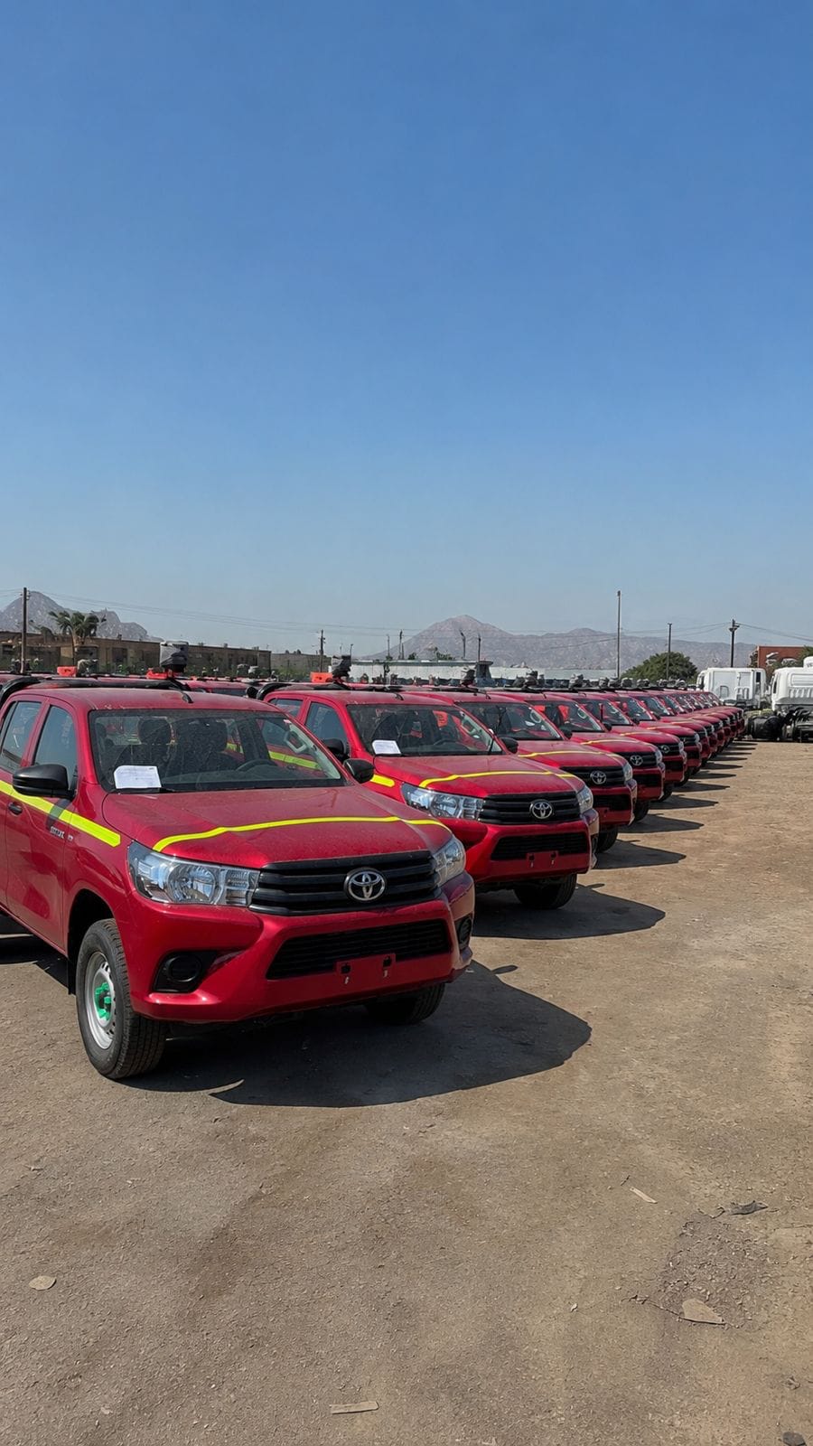 Fila de Toyota Hilux preparadas para minería