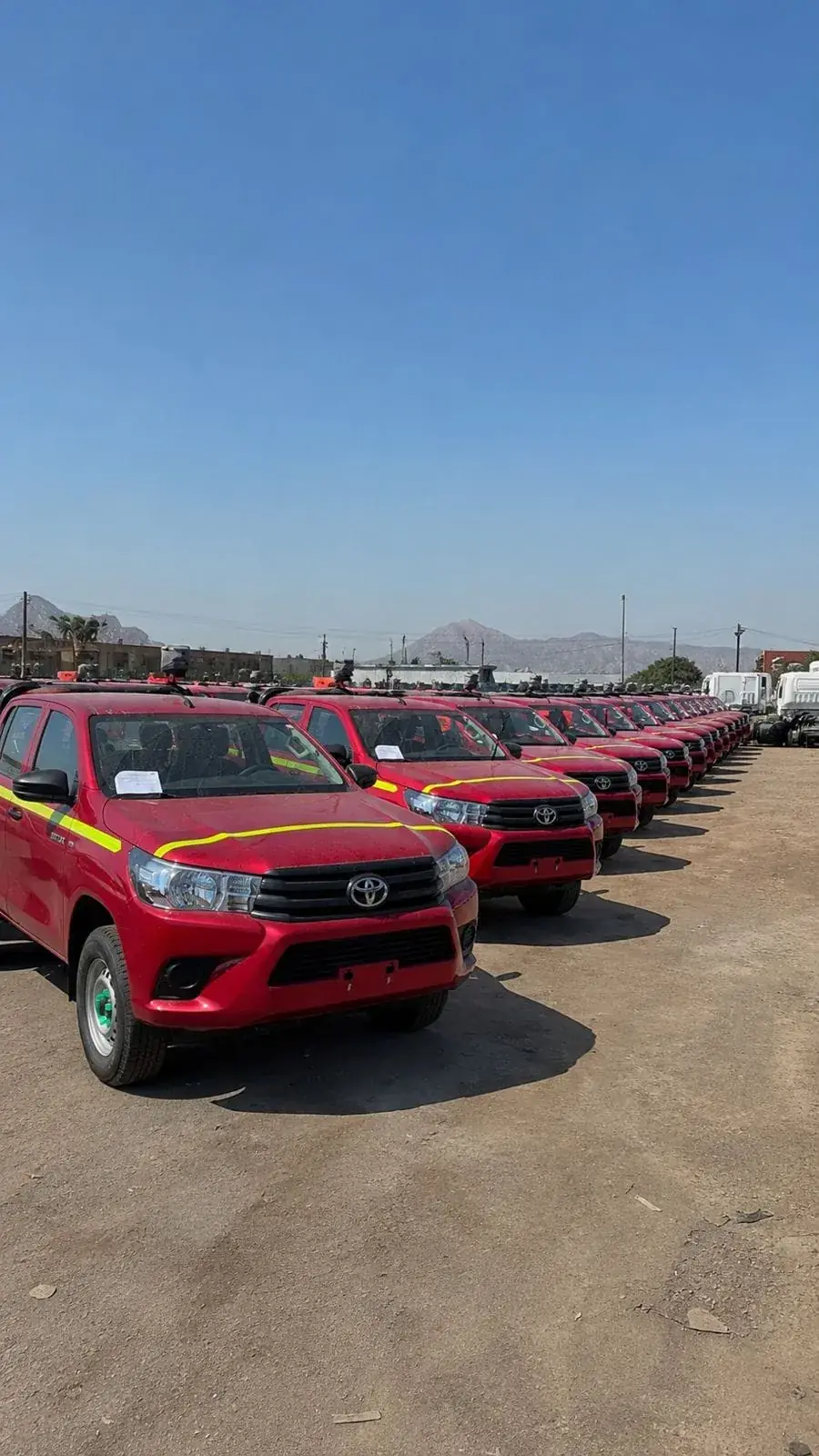 Fila de Toyota Hilux preparadas para minería