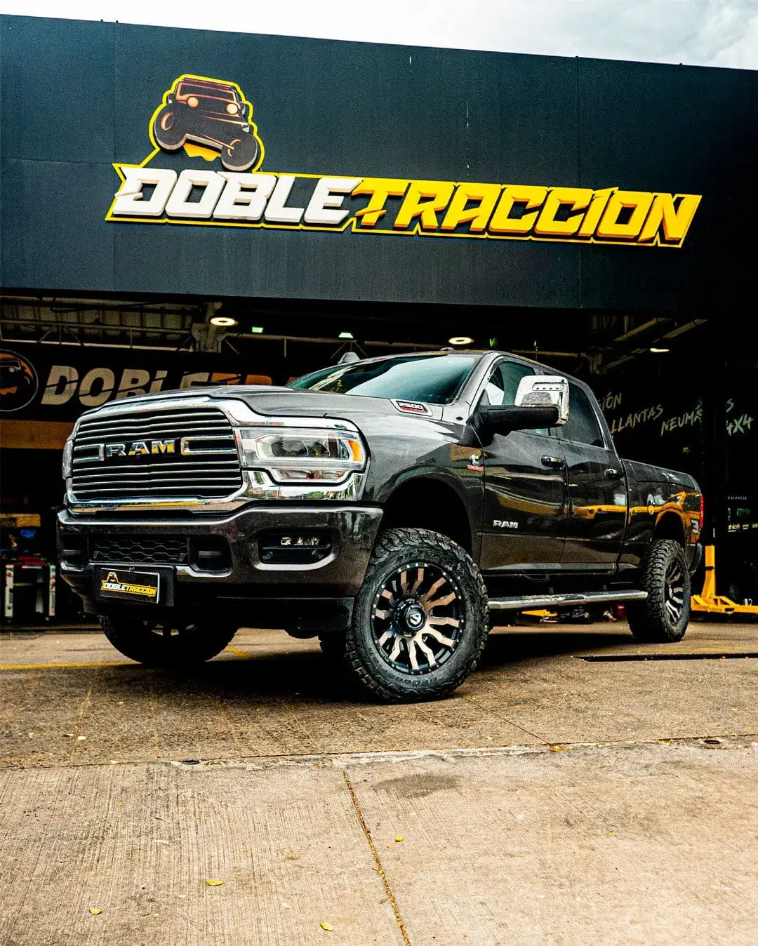 Camioneta de cliente en showroom Concepción